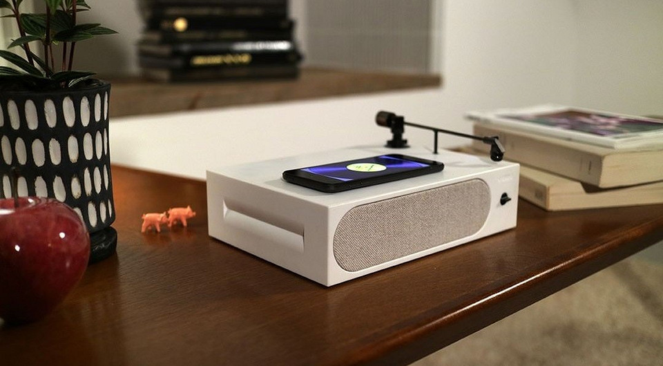 Японская компания создала виниловый проигрыватель для смартфона вместо пластинки