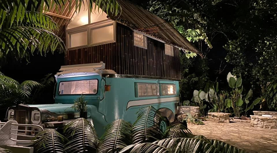 Филиппинский дизайнер превратил старый микроавтобус в двухэтажный дом Филиппинский дизайнер превратил старый микроавтобус в двухэтажный дом