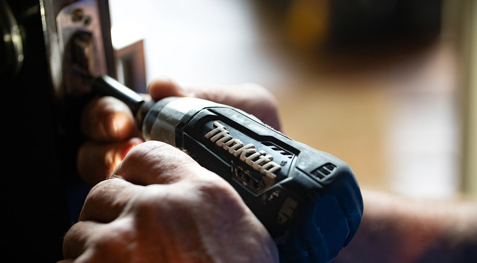 Больше половины россиян нанимают строительную бригаду для ремонта: показал опрос