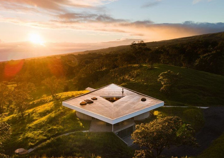 На Гавайях построили дом с треугольным световым люком в центре крыши