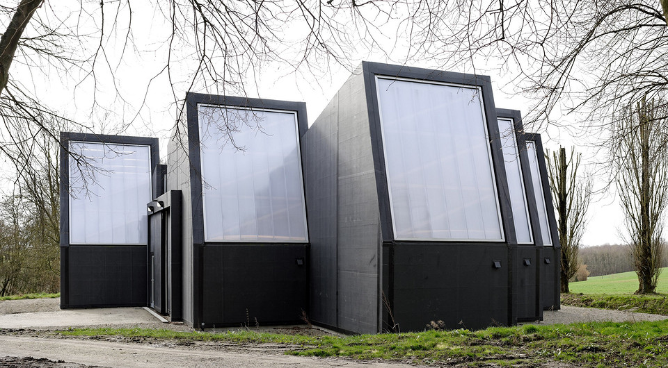 Во Франции построили мастерскую для художника в виде больших камней