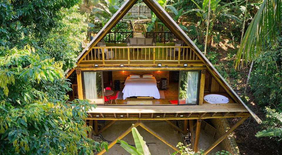 Как настоящая избушка: в Бразилии возвели треугольный дом на «ножках»