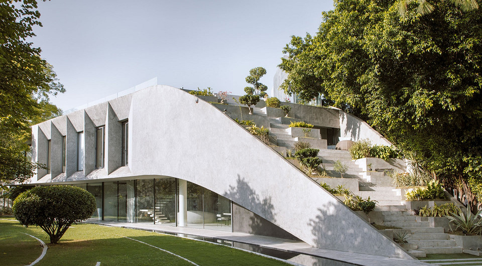 В Индии построили жилой дом с прогулочной крышей