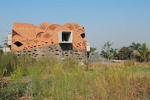 В Индии построили оригинальный жилой дом с узорчатым фасадом из кирпича