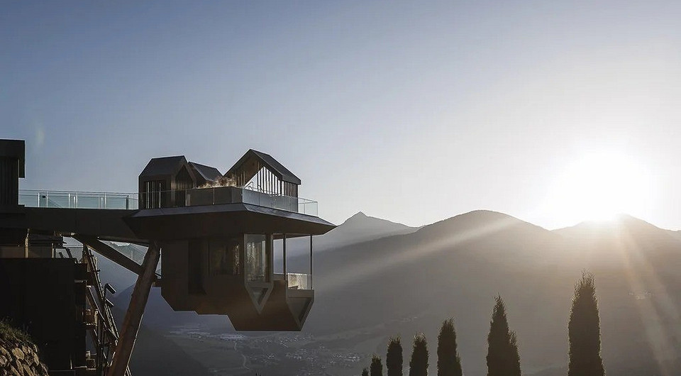 В Италии построили оздоровительный центр с перевернутыми домами