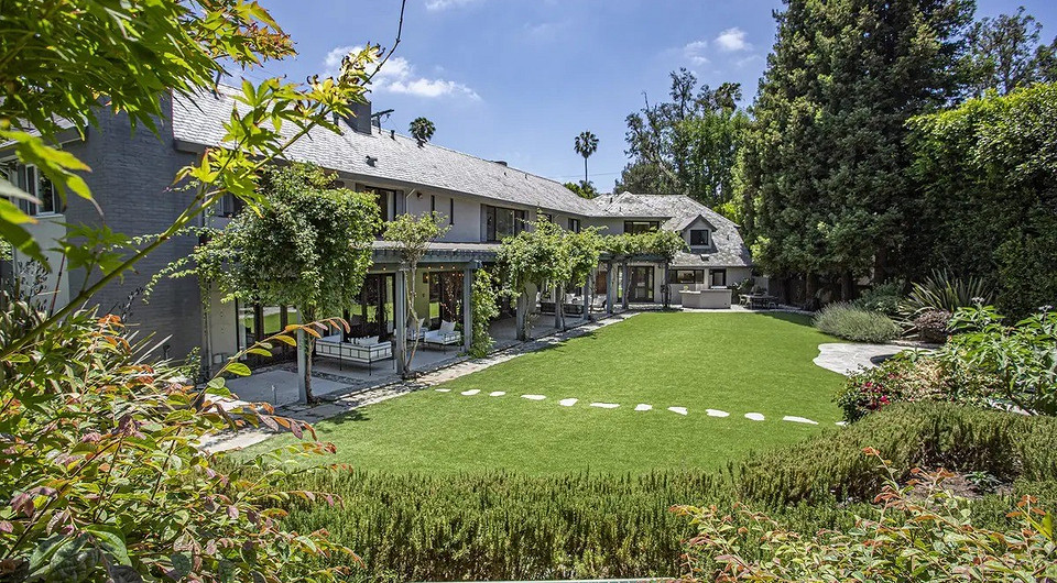 Певица Адель выставила на продажу свой дом в Беверли-Хиллз Певица Адель выставила на продажу свой дом в Беверли-Хиллз