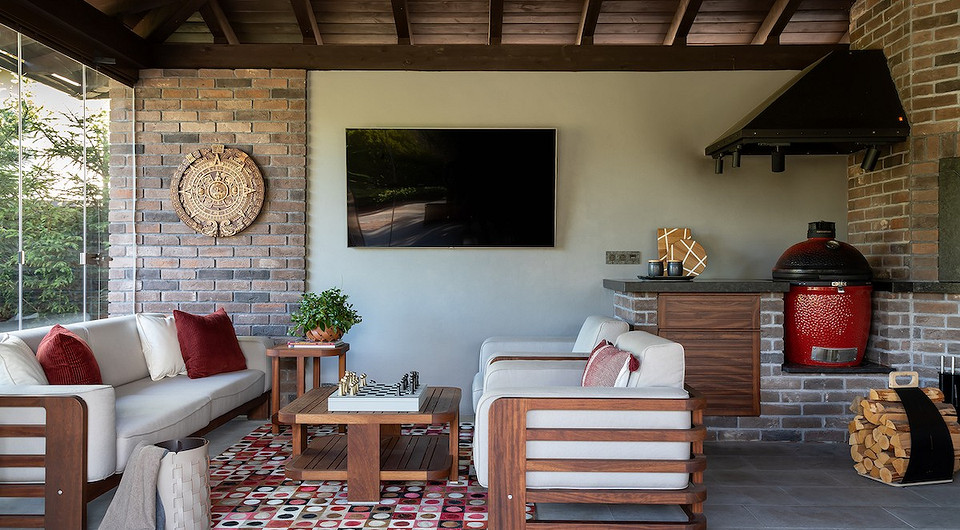 Диван, кресла Yachtline, ковер Kare, подушки и пледы Tkano, Filimonova Textile, кожаные аксессуары и шахматы ADJ, Borovkova studio