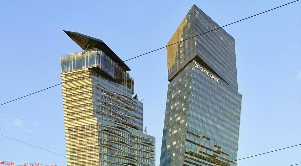 На востоке Парижа построили две наклонные башни