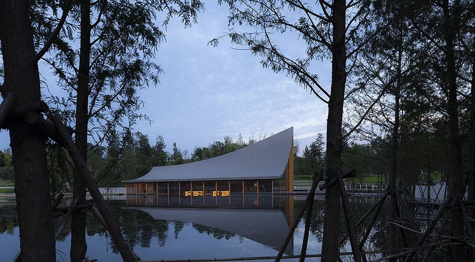 В Китае построили библиотеку с изогнутой крышей в виде книжного листа