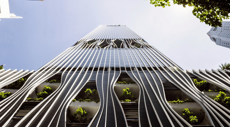 В Сингапуре построили небоскреб с четырехуровневым парком внутри