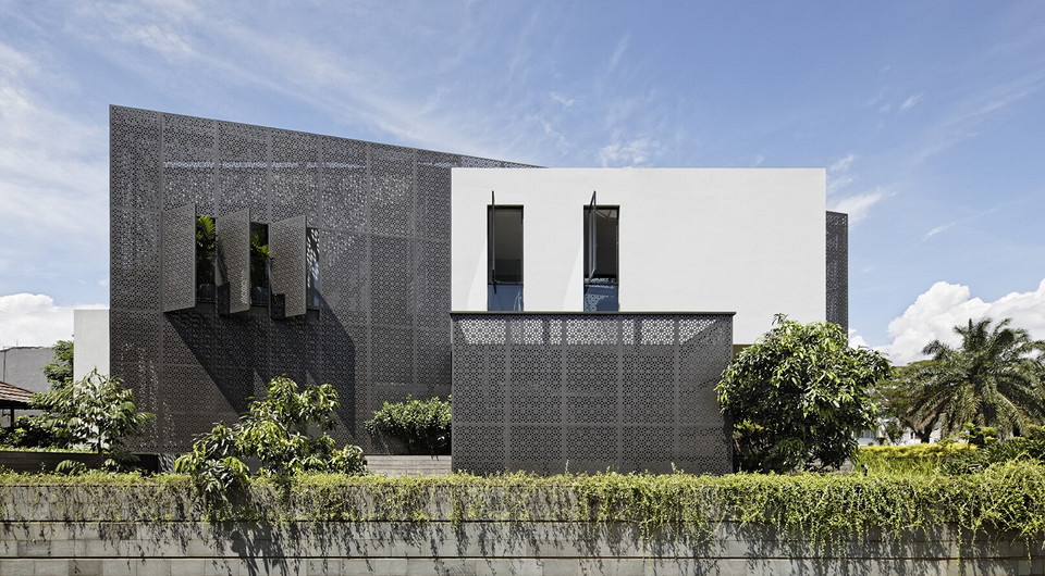 В Индонезии построили дом с фасадом из перфорированных алюминиевых панелей