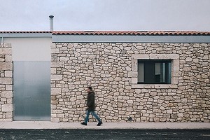 В испанском городке старый каменный дом превратили в современное жилье