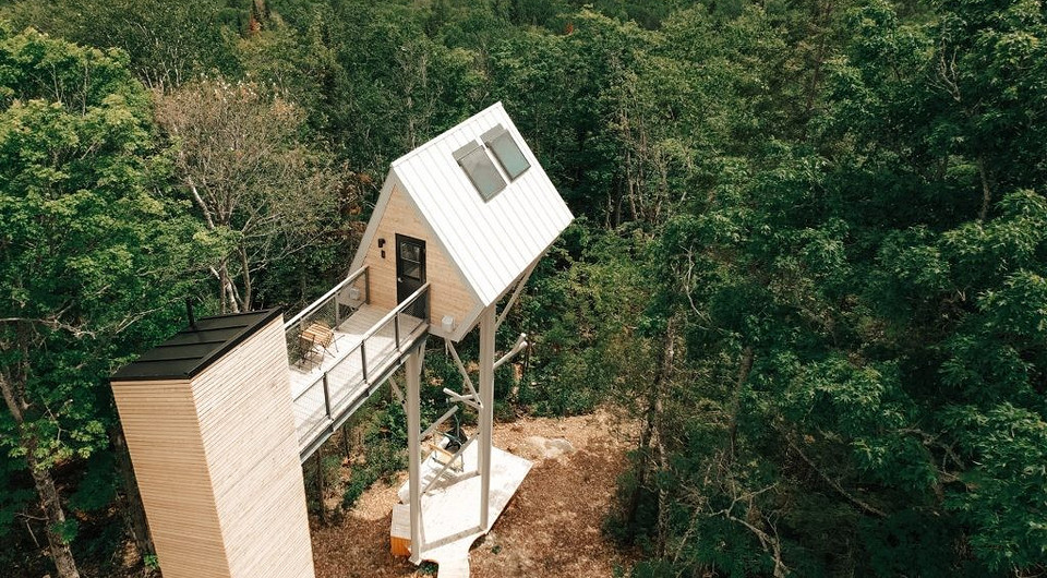 В живописной лесной местности Канады можно снять мини-дом на 12-метровой свае