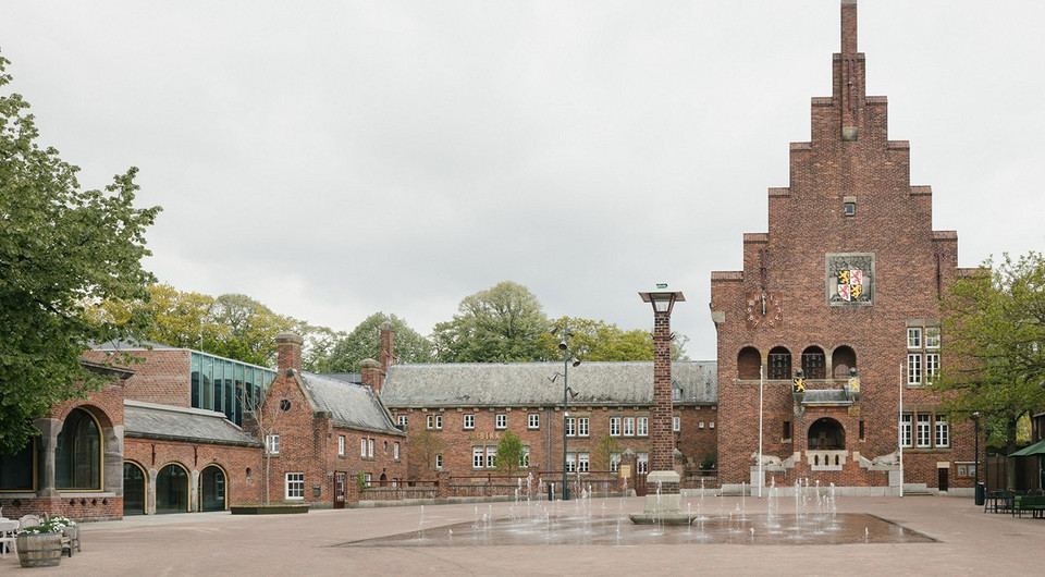 В Нидерландах здание ратуши 1930-х годов превратили в современный музей обуви В Нидерландах здание ратуши 1930-х годов превратили в современный музей обуви