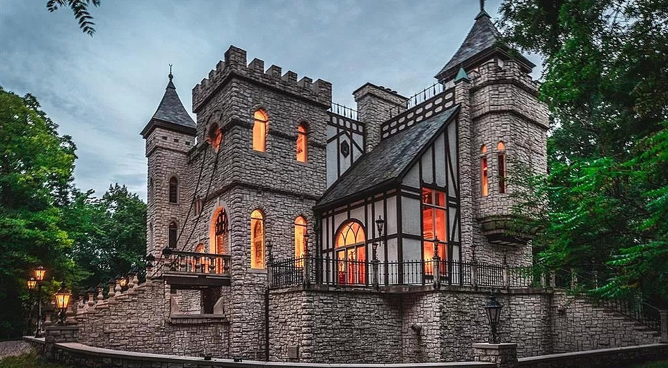 В штате Мичиган продается замок со рвом и подвесным мостом