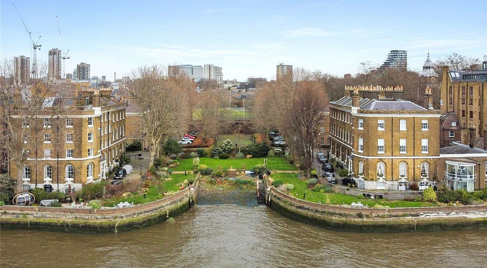 В Лондоне продается 200-летний таунхаус на берегу Темзы