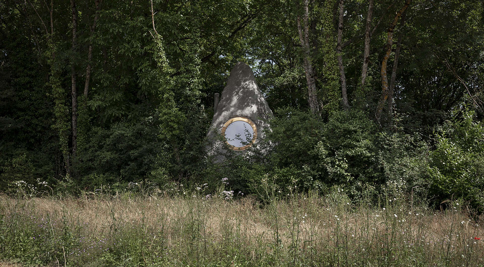 Как настоящий: во Франции построили дом площадью 8,8 квадратов в виде валуна