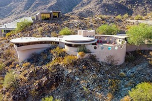 В аризонской пустыне продается интересный «круглый» дом на склоне горы