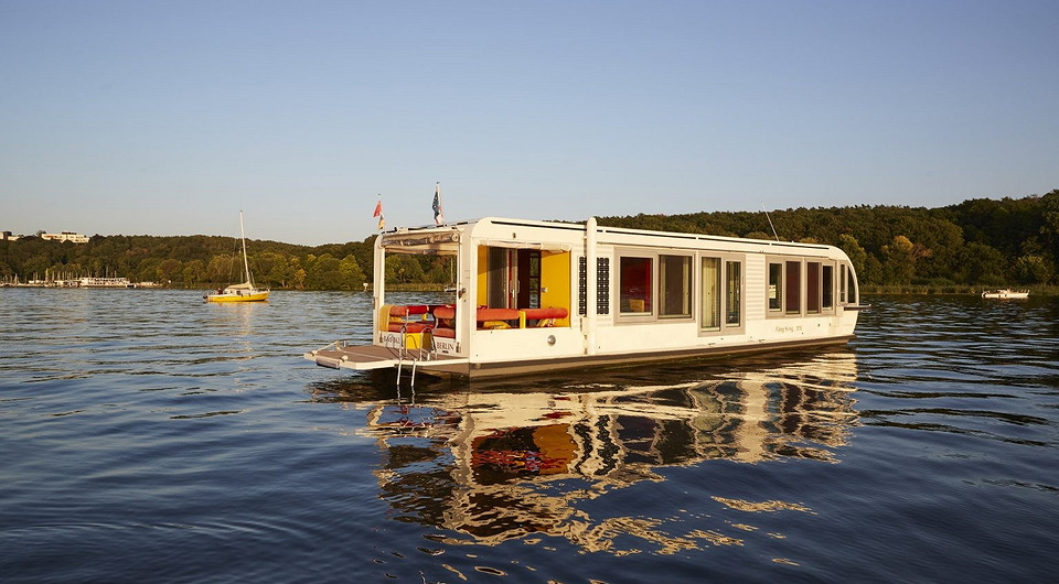 Архитекторы превратили старую жилую лодку в современный плавучий дом