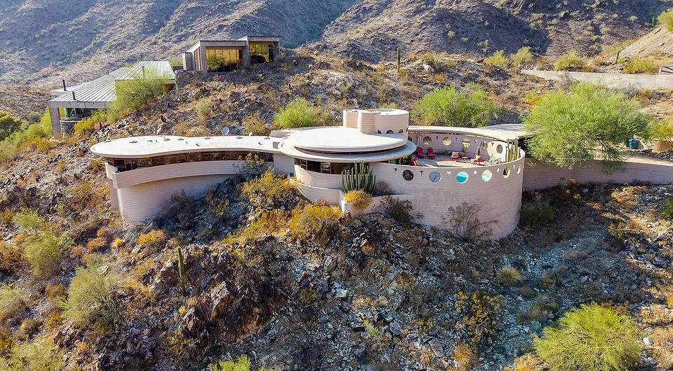 В аризонской пустыне продается интересный «круглый» дом на склоне горы В аризонской пустыне продается интересный «круглый» дом на склоне горы