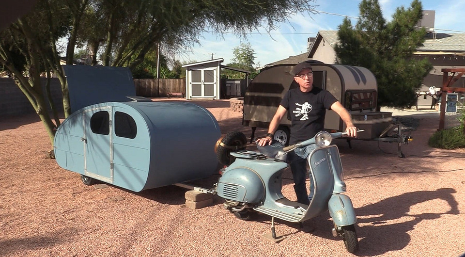 Автолюбитель создал мини-кемпер со спальней и кухней для своего мопеда