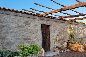 Дизайнеры преобразили 200-летний дом в греческой деревне-объекте Всемирного наследия