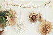 Как украсить стену на Новый год: 7 лучших вариантов декора и идеи для разных комнат (80 фото)