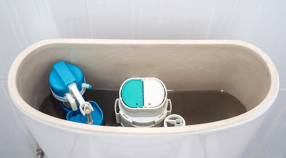 Течет унитаз: 6 причин поломки и инструкция по ремонту своими руками