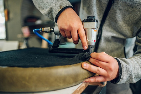 Как вставить скобы в степлер для мебели и ремонта: простая инструкция