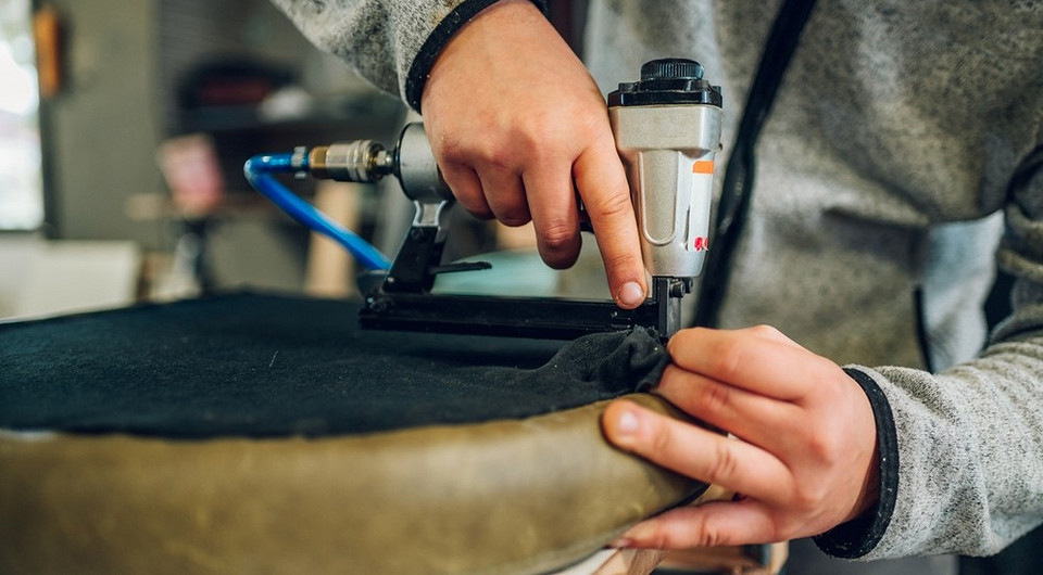 Как вставить скобы в степлер для мебели и ремонта: простая инструкция