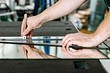 Как резать стекло стеклорезом: пошаговые инструкции для 3-х видов инструмента