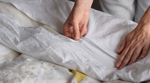 5 быстрых способов заправить одеяло в пододеяльник