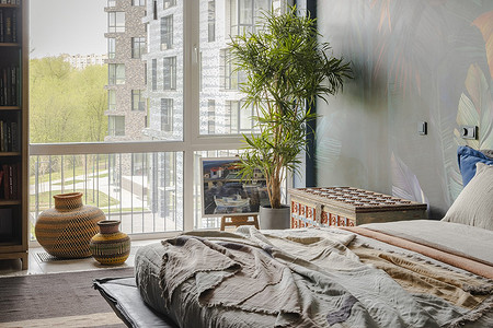 Яркая спальня и «незаметная» кухня: квартира 52 кв. м для девушки 