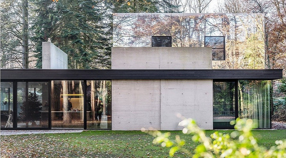 «Прозрачный» дом: в бельгийском лесу построили оригинальное жилье