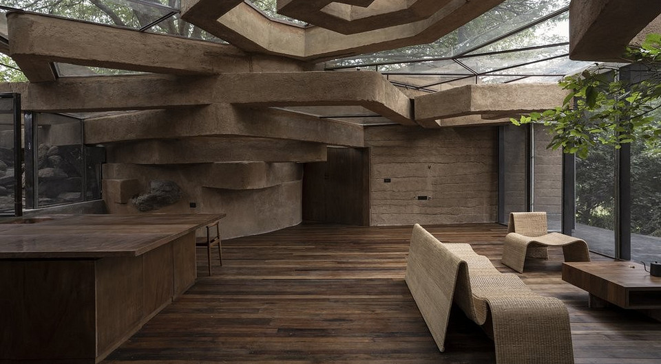 В Индии построили полуподземный дом