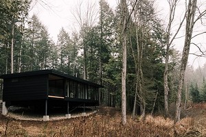 Идеальный отдых на природе: в канадском лесу построили уютный дом на «ножках»