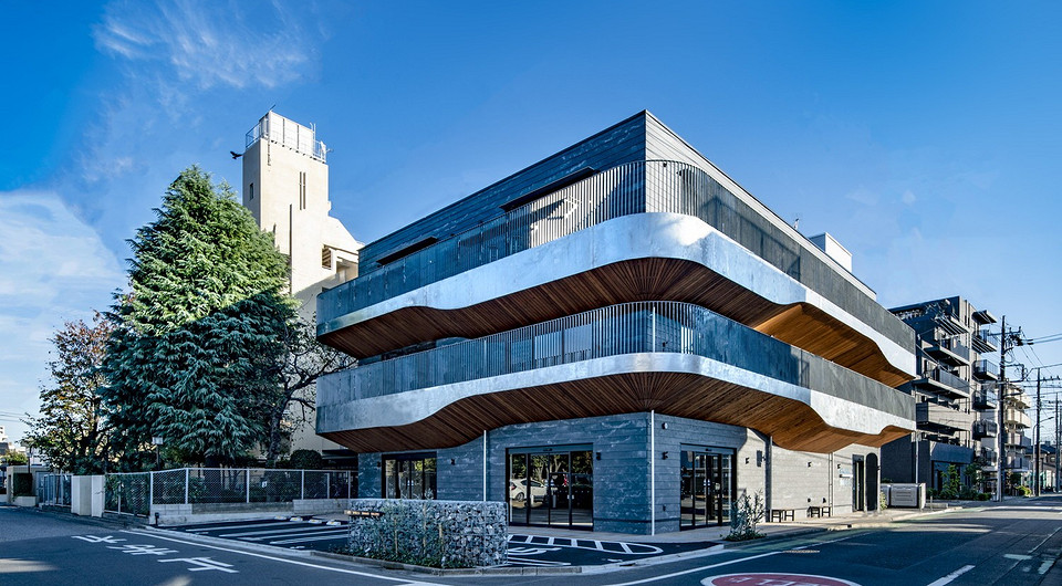 Посмотрите, как выглядит кафе с волнистыми верандами в Японии