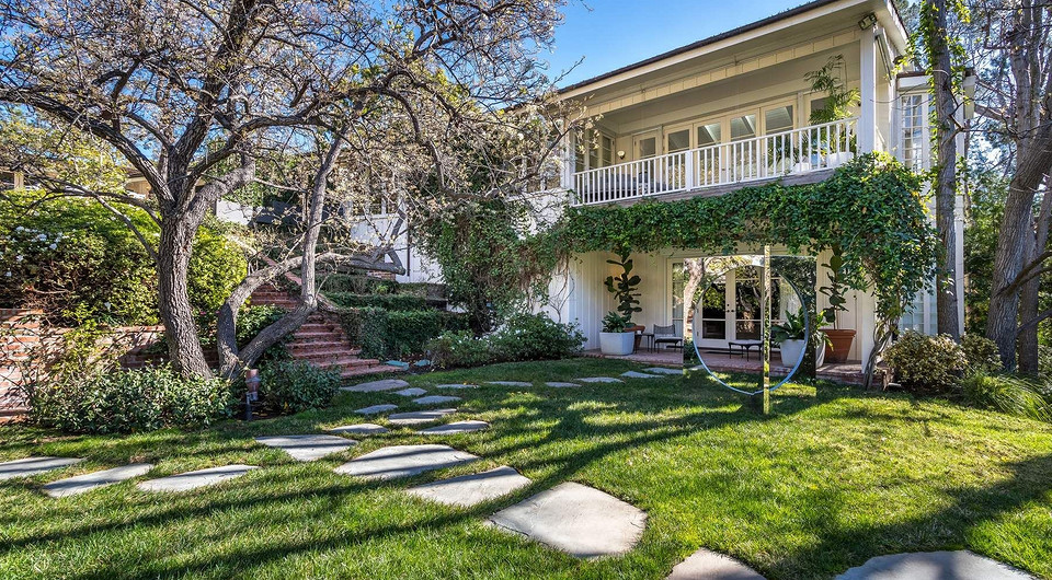 Актер Джим Керри выставил на продажу свою виллу в Лос-Анджелесе Актер Джим Керри выставил на продажу свою виллу в Лос-Анджелесе