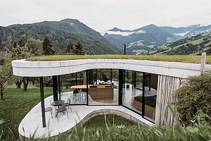 Как холм: в Италии предлагают отдохнуть в уютном изогнутом доме с видом на горы