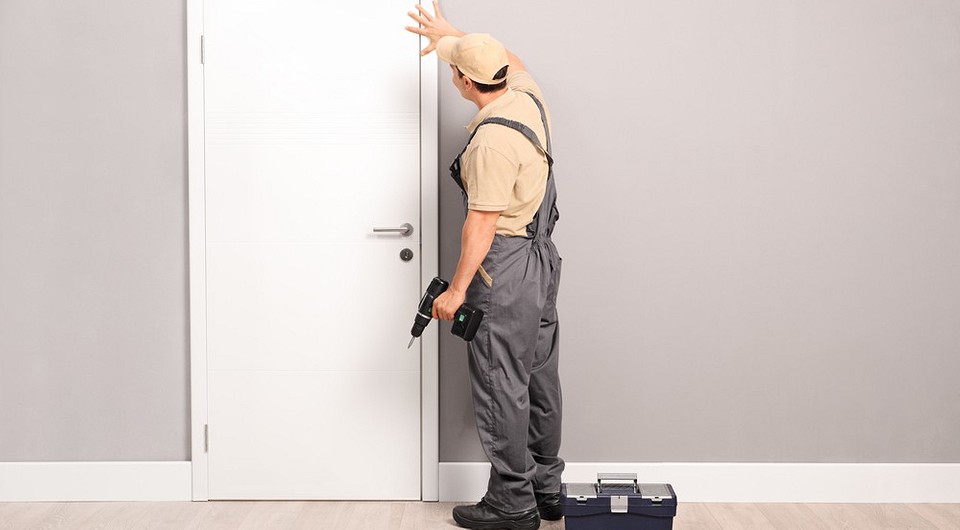 Как установить межкомнатную дверь без порога: инструкция из 8 шагов0