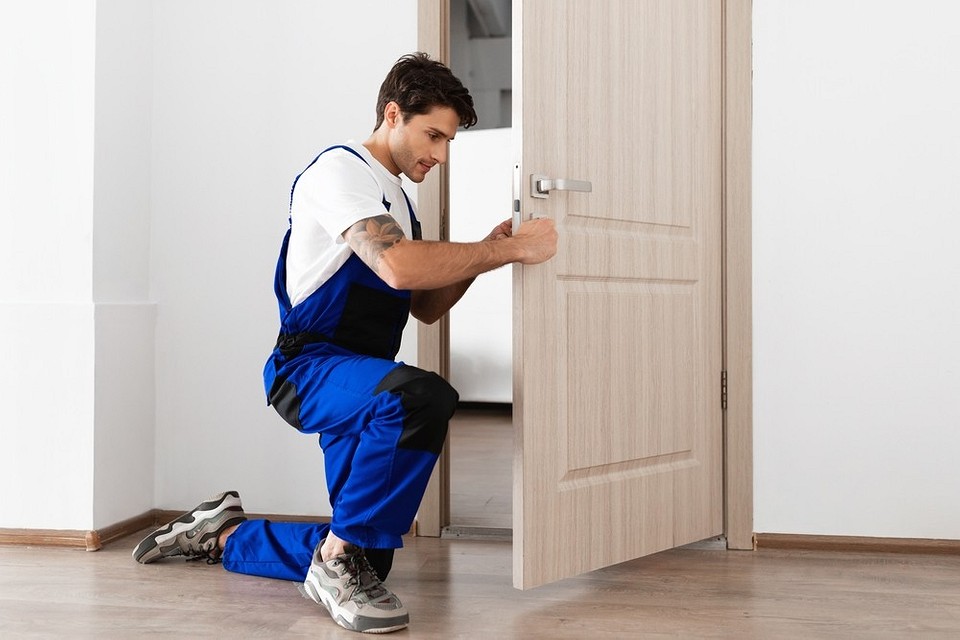 Как установить межкомнатную дверь без порога: инструкция из 8 шагов | ivd.ru8