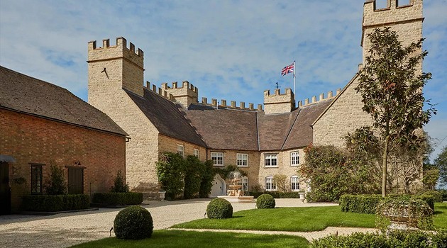 Недалеко от Лондона продается особняк 18-го века в стиле средневекового замка