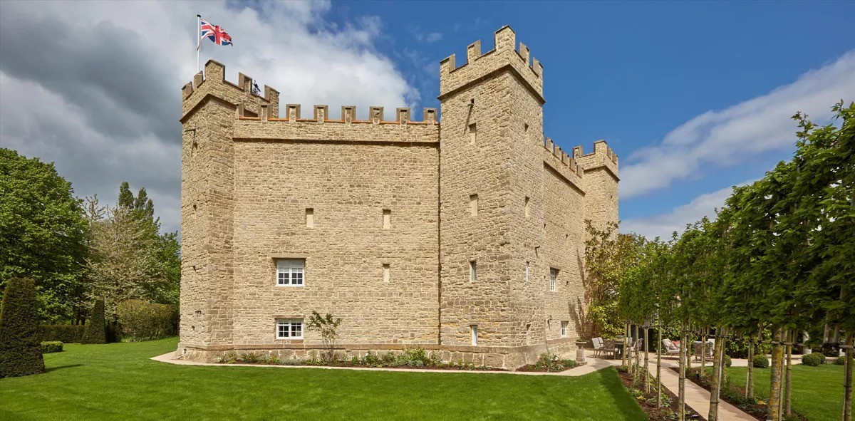 Недалеко от Лондона продается особняк 18-го века в стиле средневекового замка 