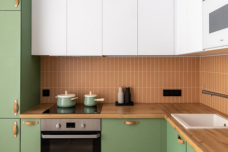 Яркие цвета и бюджетный декор: однушка 34 кв. м для молодой пары