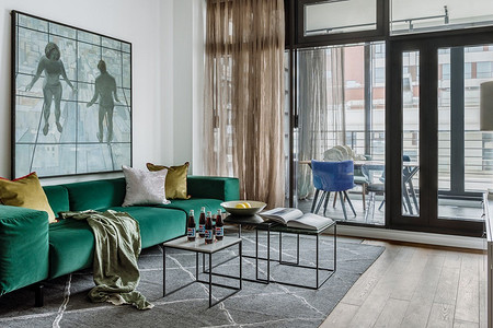 Квартира с большой террасой: интерьер для семейной пары преподавателей 