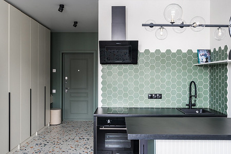 Бюджетный светлый интерьер с яркими акцентами: маленькая студия 30 кв. м для сдачи в аренду