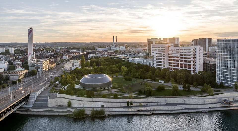 Как пончик: в Швейцарии построили образовательный центр с изменяющимся фасадом