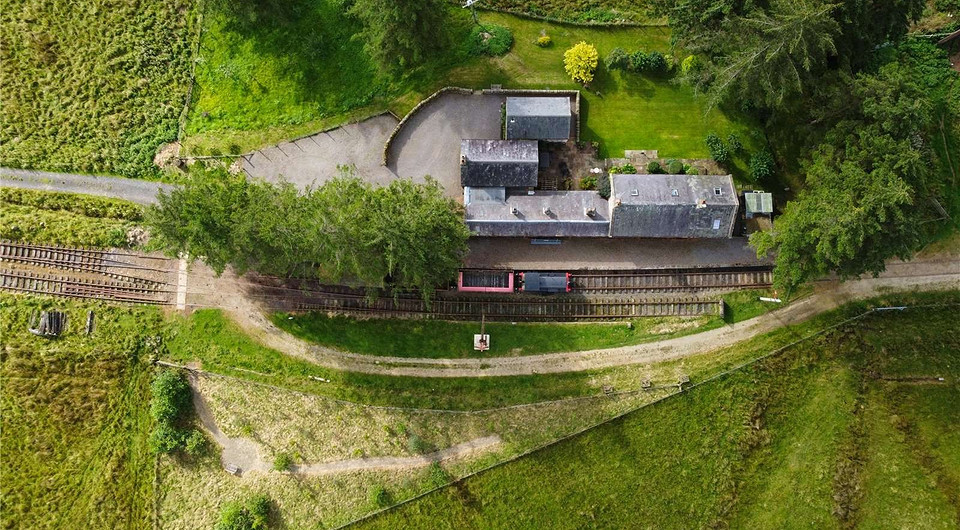 В Шотландии продается дом в бывшей ж/д станции 19-го века (поезд в комплекте!)