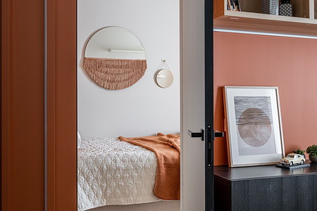 Как на 36 кв. м уместили все: маленькая квартира со спальней, кухней-гостиной и двумя гардеробными 