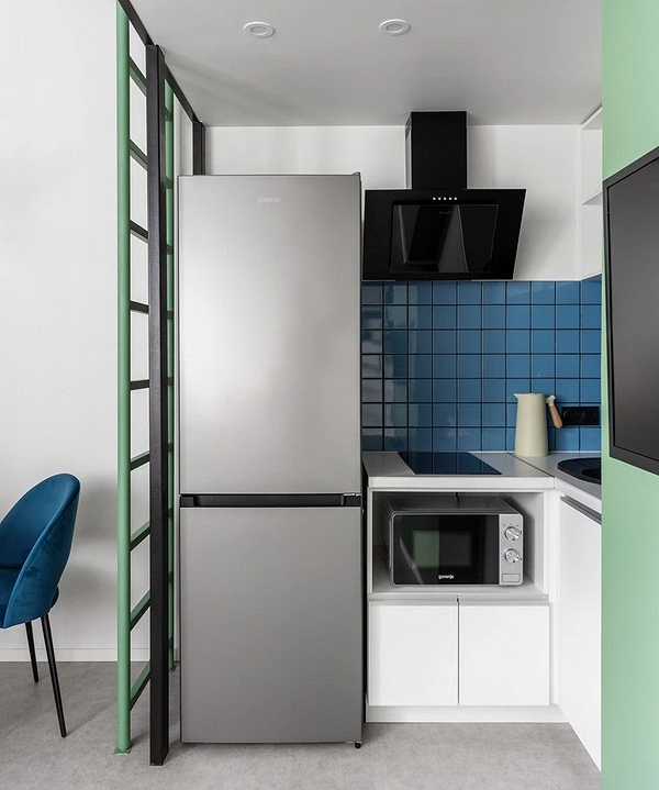 Белая кухня с серым холодильником (34 фото)